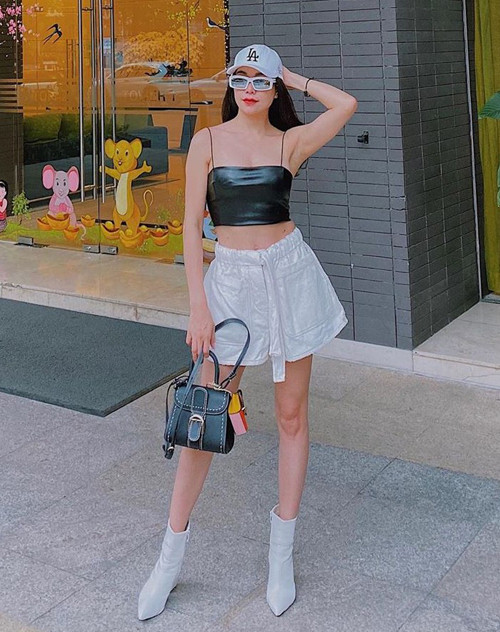 Trà Ngọc Hằng ăn mặc gợi cảm, trẻ trung với áo hai dây và chân váy ngắn hở eo.