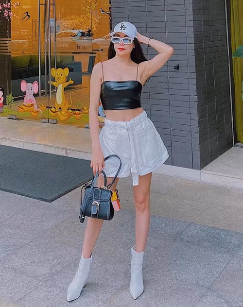 Trà Ngọc Hằng ăn mặc gợi cảm, trẻ trung với áo hai dây và chân váy ngắn hở eo.