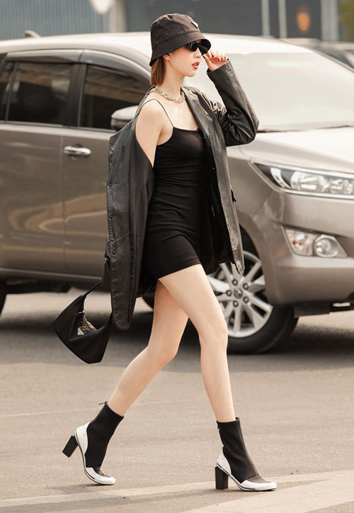 Nữ hoàng nội y Ngọc Trinh xuống phố sành điệu với set đồ hiệu của nhà mốt Prada.