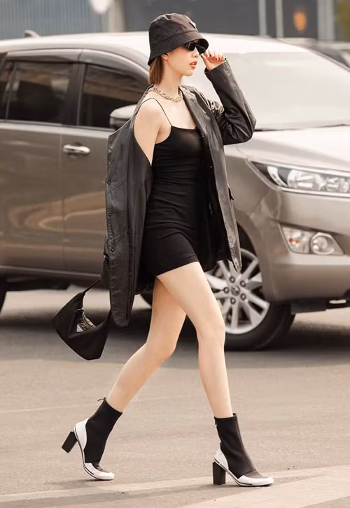 Nữ hoàng nội y Ngọc Trinh xuống phố sành điệu với set đồ hiệu của nhà mốt Prada.