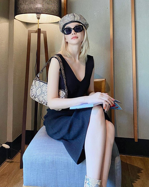 Diện váy đen trơn, Thiều Bảo Trang tạo điểm nhấn bằng cả bộ phụ kiện da trăn.