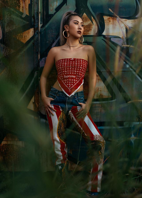 Quỳnh Anh Shyn hóa cô gái Mỹ khi quấn khăn làm áo, diện quần họa tiết hệt cao bồi.