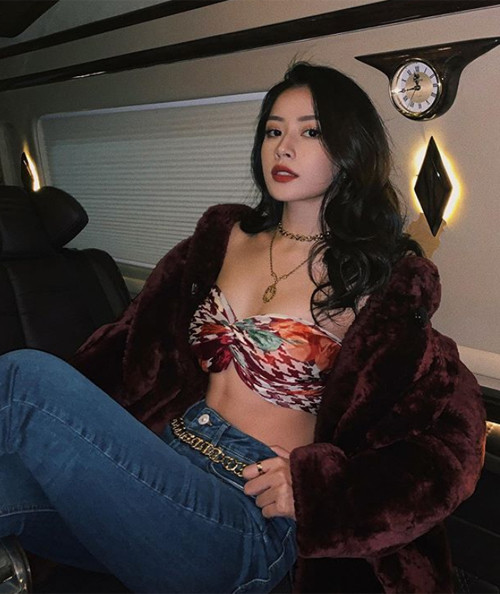 Chi Pu biến khăn lụa thành chiếc áo quây sang chảnh, khoe cơ bụng săn chắc.