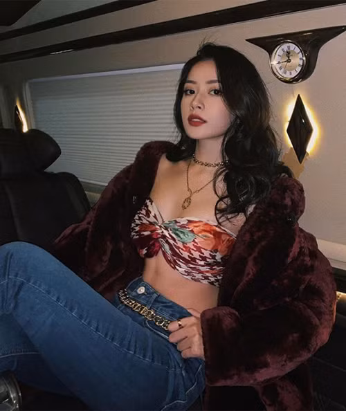 Chi Pu biến khăn lụa thành chiếc áo quây sang chảnh, khoe cơ bụng săn chắc.