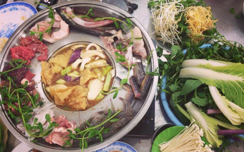 Với sự kết hợp vô vàn các nguyên liệu đã làm cho món lẩu mắm thêm phần đặc biệt.