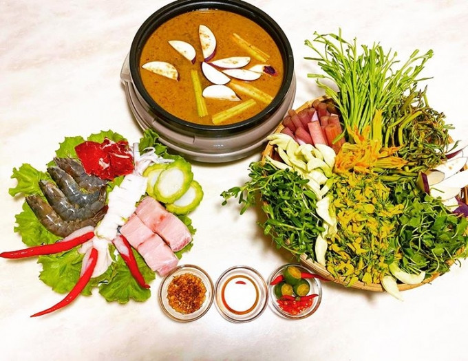 Bông điên điển không khó tìm ở vùng sông nước, mọc ven kênh rất nhiều, lại dễ ăn. Chỉ cần chờ lẩu sôi, nhúng nắm bông vào vài giây là có thể vớt ra ăn được. Vị bông ngấm vị nước dùng sẽ trở nên ngọt ngọt, mát mát mà dậy vị mắm vô cùng.