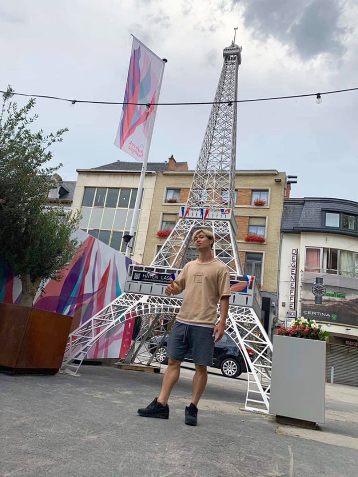 Trên trang cá nhân, anh đăng những hình ảnh ăn mặc đơn giản, thích quần áo tông màu trầm và có phần lịch sự, nam tính.