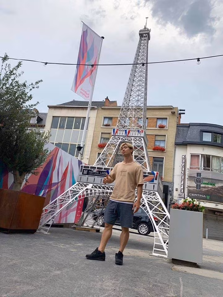 Trên trang cá nhân, anh đăng những hình ảnh ăn mặc đơn giản, thích quần áo tông màu trầm và có phần lịch sự, nam tính.