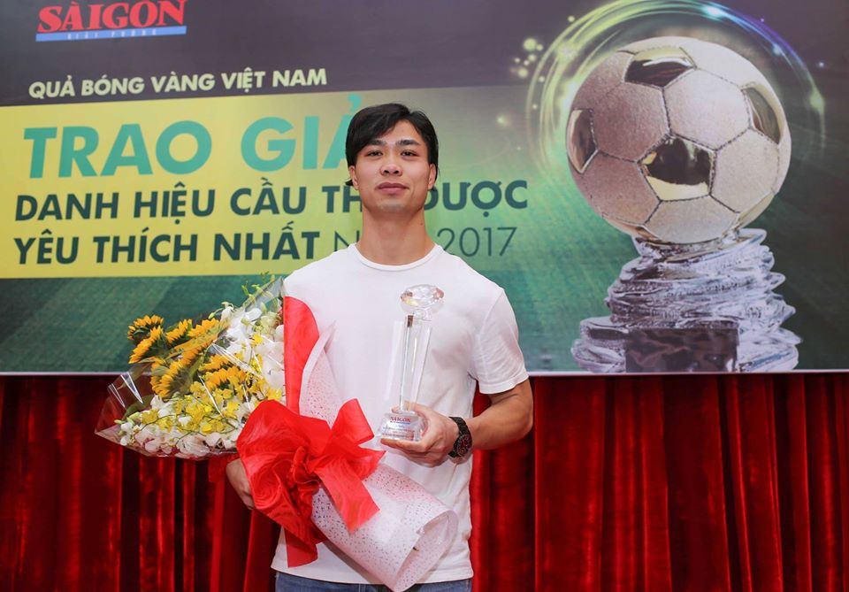 Càng ngày, phong cách thời trang của Công Phượng càng tối giản hơn. Anh luôn lựa chọn những món đồ không quá nổi bật nhưng đem lại sự thoải mái, thuận tiện cho việc di chuyển hoạt động.