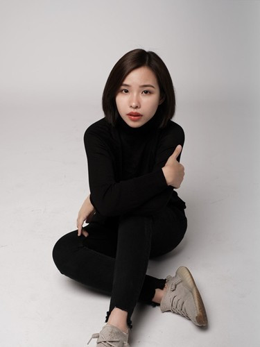 Vợ sắp cưới của Công Phượng khá chuộng tông màu đen huyền bí khi diện cả cây đồ đen. Ảnh: Internet. Video "Minh Hằng chia sẻ về phong cách thời trang". Nguồn: VTC.