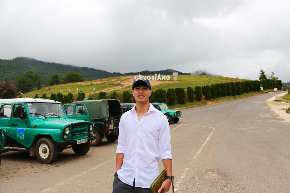 Áo sơ mi trắng phối với quần âu giúp chàng tiền đạo số 10 trông khá bảnh bao và nam tính.