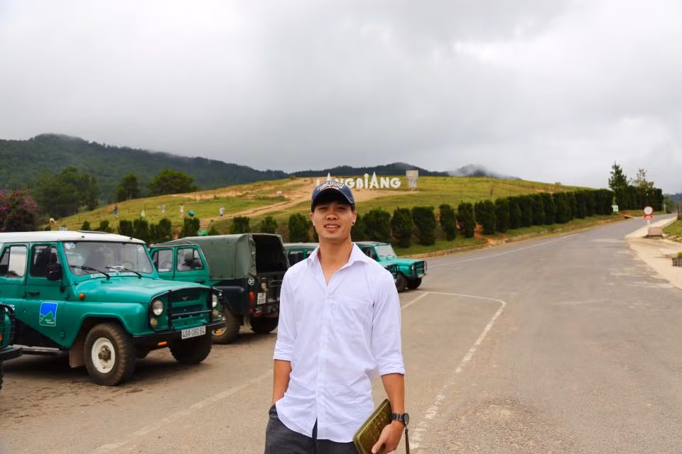 Áo sơ mi trắng phối với quần âu giúp chàng tiền đạo số 10 trông khá bảnh bao và nam tính.