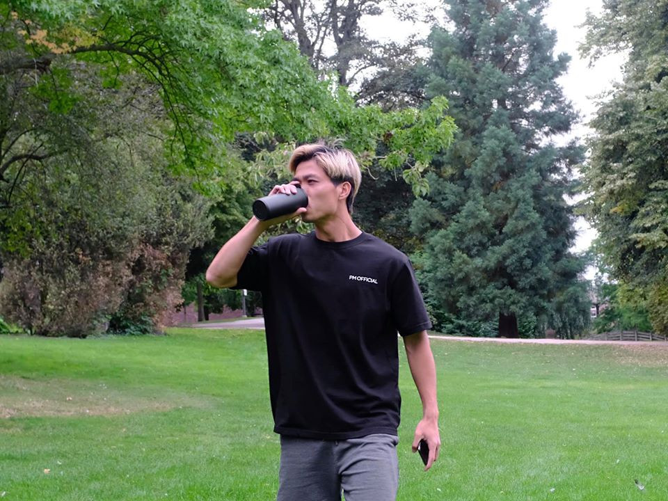 Nam cầu thủ gốc Nghệ An thường chuộng diện những trang phục đơn giản như quần tây, áo sơ mi hoặc quần short áo phông khỏe khoắn cùng giày thể thao.