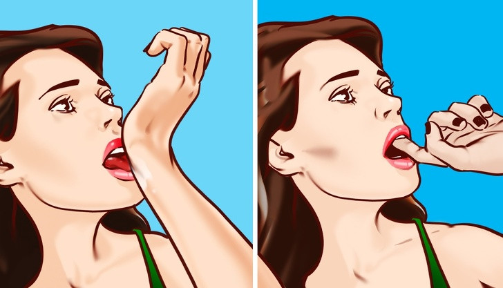 Lơ là mùi hôi khoang miệng: Mùi hôi từ miệng thường có nguyên nhân do lỗi chăm sóc răng miệng kém hoặc là dấu hiệu của bệnh về nướu. Phần lớn mọi người đều không nhận thấy mùi cơ thể của mình nhưng những người khác lại có thể dễ dàng ngửi thấy thông qua giao tiếp. Bạn có thể kiểm tra hơi thở của mình có thơm tho hay không bằng cách liếm vào cổ tay, đợi khoảng 10 giây sau đó ngửi xem vùng da này có mùi hay không.