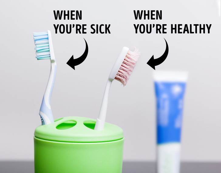 Không thay bàn chải mới khi ốm: Bàn chải đánh răng không tiêu diệt được vi khuẩn trong khoang miệng nên sau khi khỏi bệnh, bạn nên thay mới bàn chải. Bên cạnh đó bạn nên tránh để những chiếc bàn chải sát cạnh nhau. Ảnh: BS. Video "Dễ ngộ độc chì từ thói quen hàng ngày". Nguồn: VTC14.