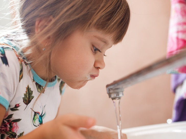 Đừng uống nước sau khi đánh răng: Sau khi đánh răng, bạn có thể súc miệng bằng nước. Tuy nhiên, đừng uống nước. Súc miệng ngay sau khi đánh răng sẽ khiến lượng Florua trong kem đánh răng vừa phủ lên bề mặt răng bị mất đi. Do đó, tốt nhất sau khi đánh răng xong, nên cố gắng giữ lại lượng florua trên răng càng lâu càng tốt. Ít nhất là khoảng 30 phút sau đó, bạn mới nên uống nước hoặc súc miệng.