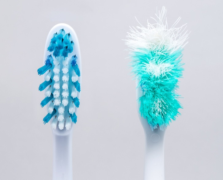 Chải răng quá mạnh: Thói quen này có thể làm hại men răng và khiến răng, nướu trở nên nhạy cảm hơn. Bạn cũng cần chú trọng việc chọn mua bàn chải với phần lông có chất lượng tốt, phù hợp tình trạng răng để tránh làm tổn thương răng miệng.