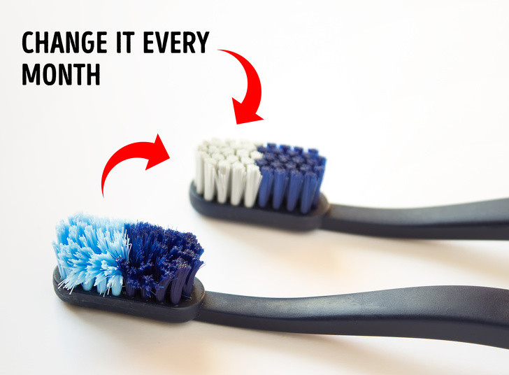 Không thay bàn chải định kỳ: Nha sĩ khuyên nên thay bàn chải đánh răng ít nhất 3 tháng một lần. Trường hợp lông bàn chải bị sờn, biến dạng, có mùi hôi… bạn nên thay chúng sớm hơn nhằm bảo vệ sức khỏe răng miệng.