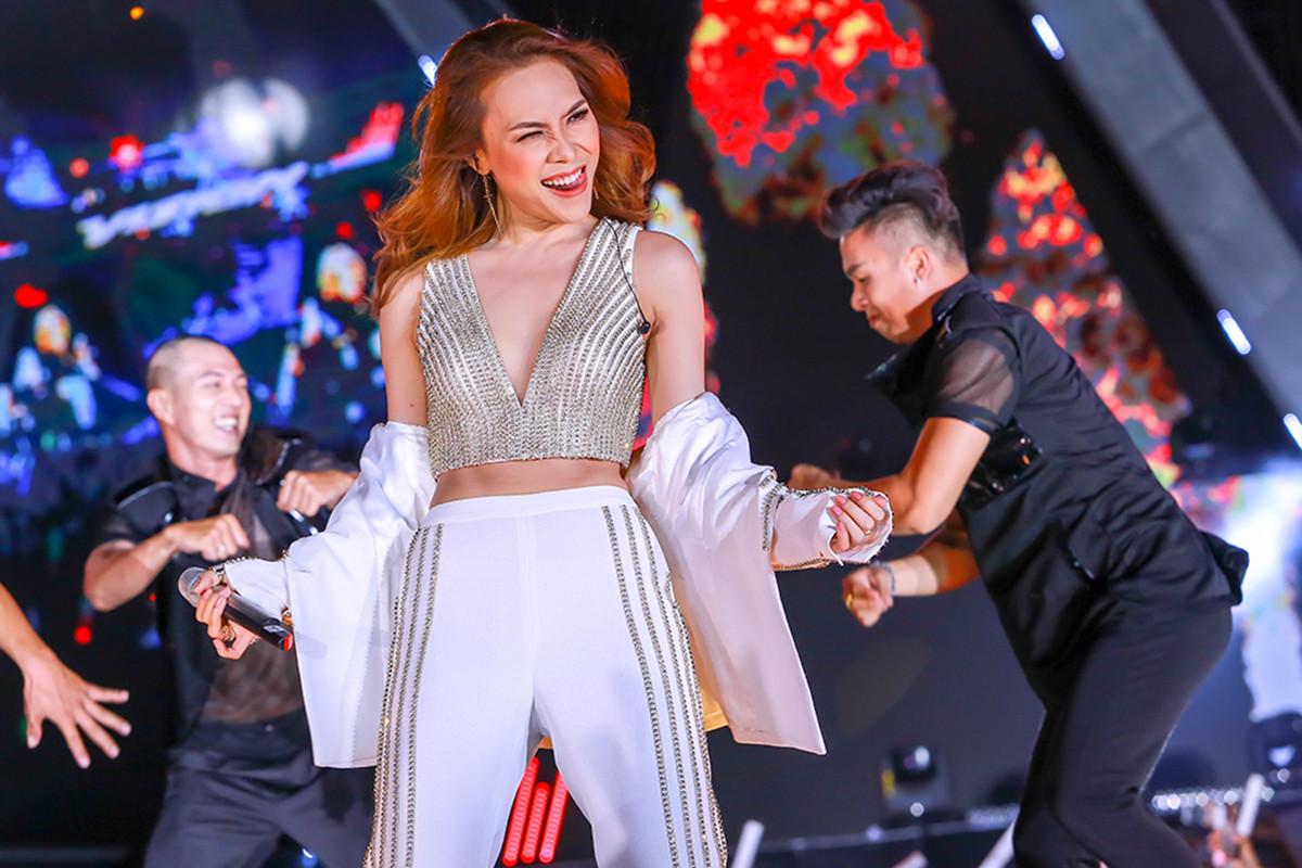 Ở độ tuổi U40, Mỹ Tâm có ngoại hình trẻ trung và gợi cảm không hề thua kém những ca sĩ trẻ hơn.