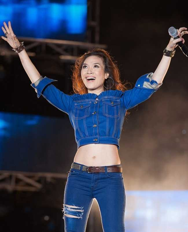 Những chiếc áo crop top giúp người đẹp khoe được vòng eo săn chắc cũng như những lợi thế hoàn hảo trên cơ thể.