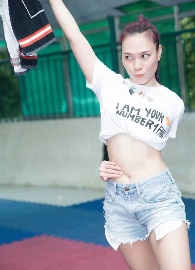 Trong các buổi tập luyện vũ đạo, Mỹ Tâm chăm diện áo crop top và quần short ngắn khoe eo thon thả.