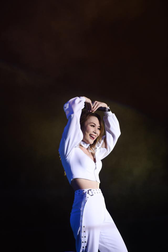 Mỹ Tâm vẫn ấn tượng khi diện những chiếc áo croptop hở eo những tưởng chỉ dành cho giới trẻ này.