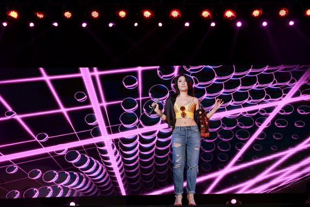 Xuất hiện trên sân khấu, dù có chọn cho mình trang phục sexy, Mỹ Tâm cũng luôn cố gắng tiết chế vừa phải, không quá phản cảm.