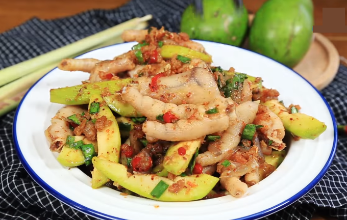 Muốn làm chuẩn, sau khi sơ chế, bạn phải luộc chân gà với gừng sả cho chín rồi để vào tủ lạnh hoặc ngâm nước đá. Tiếp theo, dùng dao rạch những đường dọc theo ngón chân và cẳng chân, rồi tách lấy xương. Cóc non gọt vỏ, chẻ làm đôi hoặc bốn rồi đem ngâm trong nước đường đá tạo độ giòn.