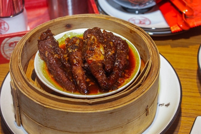 Hầm chân gà trong 30 phút trên lửa nhỏ cho tới khi nước sốt cô đặc lại, chân gà mềm thì xếp vào đĩa. Bạn có thể dùng xửng hấp nhỏ để giữ nóng cho chân gà. Món này càng mềm rục, càng thấm vị và ngon. Sau khi hoàn thành, chân gà có màu vàng nâu đẹp mắt, thơm mùi thảo dược. Ảnh: Internet. Video "Chế biến món ngon từ nấm đông cô". Nguồn: VTC.