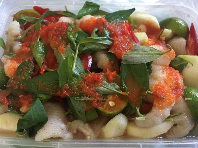 Chân gà ngâm cóc non: Sau cơn sốt chân gà ngâm sả tắc thì gần đây món chân gà rút xương ngâm cóc non được nhiều người ưa chuộng nhờ chân gà dai sần sật, kết hợp với độ giòn của cóc nhai vui miệng. Món này khó ở khâu rút xương chân gà sao cho không bị nát.