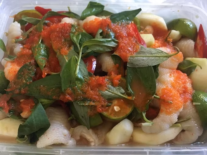 Chân gà ngâm cóc non: Sau cơn sốt chân gà ngâm sả tắc thì gần đây món chân gà rút xương ngâm cóc non được nhiều người ưa chuộng nhờ chân gà dai sần sật, kết hợp với độ giòn của cóc nhai vui miệng. Món này khó ở khâu rút xương chân gà sao cho không bị nát.