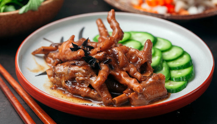 Chân gà hấp tàu xì: Món này chế biến khá công phu. Quan trọng nhất là hỗn hợp nước sốt phải chuẩn. Gia vị làm nước sốt gồm dầu hào, hoa hồi, đinh hương và tàu xì (nước tương đậu đen), cũng là hành phần chính làm nên cái tên của món ăn.