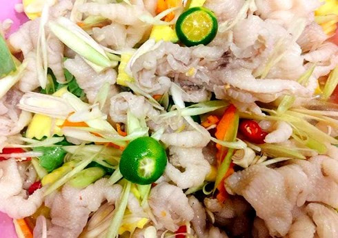 Chặt bỏ phần móng của chân gà. Bóp chân gà với gừng đập dập, rượu trắng để khử mùi, xả lại nước lạnh, để ráo. Tách bỏ phần lá già của sả, đập dập, cắt khúc 3 cm hay bào mỏng đều được. Tách đôi trái ớt, bỏ hạt, cắt miếng hay để nguyên. Cắt tắc thành những lát mỏng. Có thể để hay bỏ hạt đều được.