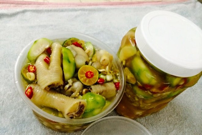 Phần nước ngâm chân gà pha bằng hỗn hợp sả bào mỏng, gừng cắt sợi, tắc cắt cắt làm đôi nhưng không cần vắt, nước mắm, đường, bột ớt (hoặc ớt tươi xay nhuyễn), nước cốt chanh (hoặc giấm nuôi), nêm nếm vừa miệng là được. Sau đó cho chân gà, cóc vào, trộn đều để ít nhất 30 phút là có thể thưởng thức.
