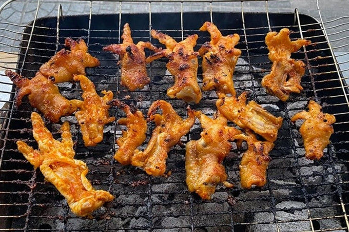 Ướp chân gà với tỏi, ớt, tương ớt trong hai tiếng. Trước khi nướng thì cho muối hạt vào, trộn lên 2-3 phút rồi nướng đến khi chín vàng. Chân gà nướng muối ớt sẽ thơm và ngon hơn nếu thực hiện trên bếp than.