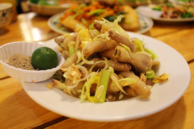 Nấu nước sôi, luộc chân gà với gừng và 1/2 sả đập dập. Khi chân gà chín tới, vớt ra cho vào nước đá lạnh cho nguội, vớt ra. Cho chân gà vào ngăn mát tủ lạnh khoảng 20 phút để có độ giòn. Pha nước ngâm chân gà theo công thức: 3 muỗng canh giấm, 3 muỗng canh nước mắm, 300 ml nước lọc, 3 muỗng canh đường. Khuấy tan hỗn hợp rồi đun sôi rồi cho sả, ớt, tắc và lá chanh xắt nhuyễn vào. Nước sôi một lần nữa thì tắt bếp.