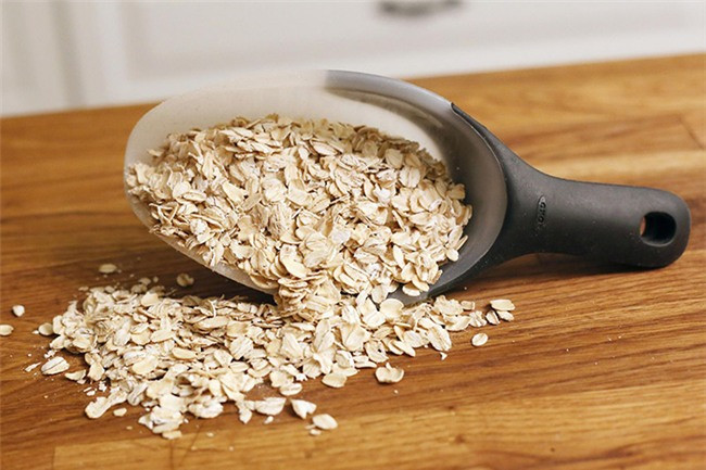 Yến mạch: Để có thể cải thiện tình trạng cháy nắng đồng thời chăm sóc và làm trắng da các nàng nên kết hợp yến mạch với sữa. Trộn một lượng vừa đủ các hỗn hợp rồi đắp lên da trong thời gian từ 15-20 phút, 1 tuần nên đắp 3 lần để kích thích sự hồi phục của làn da bị tổn thương do ánh nắng.