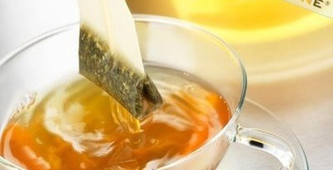 Trà túi lọc được đóng gói có chứa các chất chống oxy hóa, chống lão hóa và chống viêm, có tác dụng cực kì hiệu quả trong việc làm dịu vùng da bị cháy nắng. Trà túi lọc đã qua sử dụng bỏ vào tủ lạnh từ 15 – 30 phút rồi đặt chúng lên bề mặt da cháy nắng.