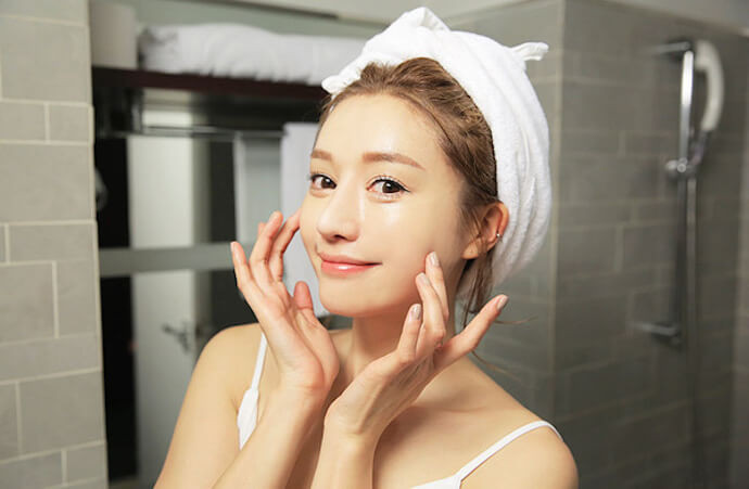 Mật ong: Bạn có thể thoa mật ong trực tiếp lên da hoặc trộn với sữa (tỷ lệ 50/50) rồi bôi lên vùng da bị cháy nắng. Với công thức này, làn da tổn thương sẽ nhanh chóng phục hồi và giảm đau rát. Ảnh: Internet. Mời độc giả xem video "Bí quyết làm đẹp của sao Việt". Nguồn: VTC.