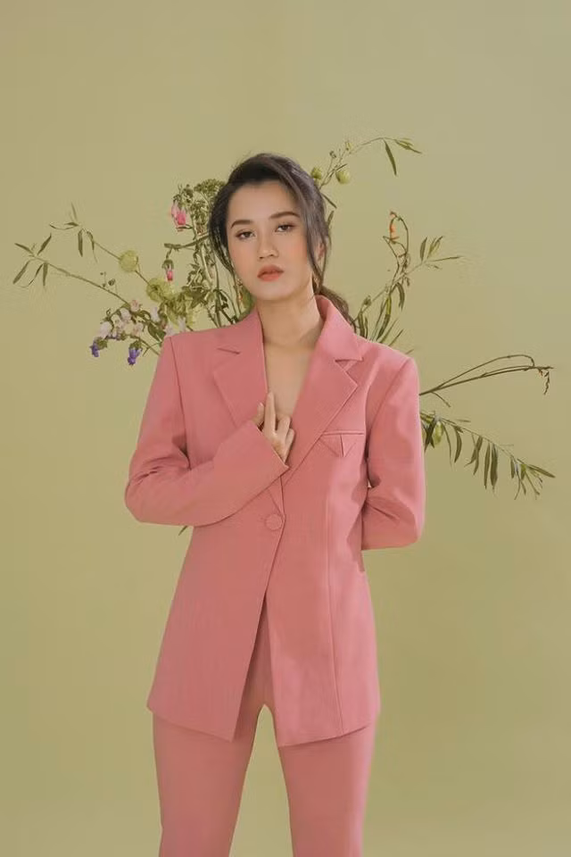 Mới đây, Lâm Vỹ Dạ bật mí cô đã giảm gần 6kg nhờ vào quá trình rèn luyện cơ thể, ăn uống hợp lý vừa ép cân nhưng cũng phải bảo đảm sức khoẻ để làm việc.