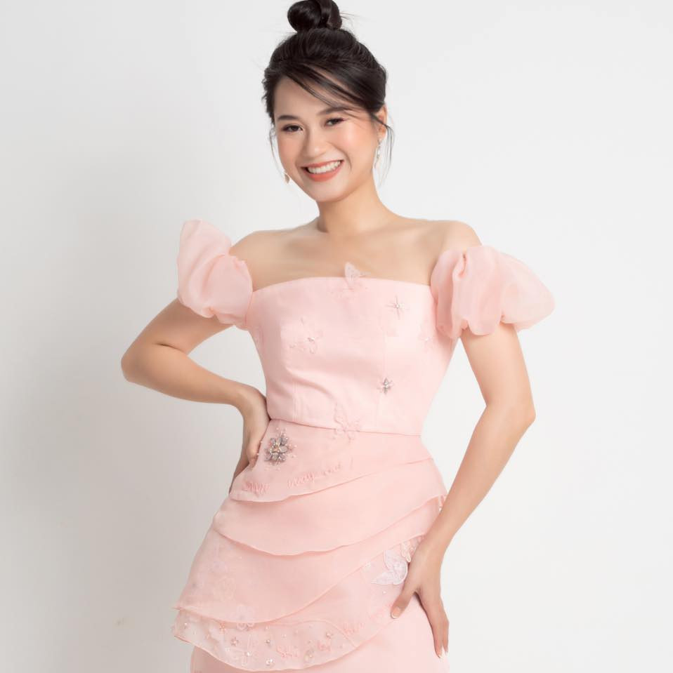 Nữ diễn viên cắt giảm hàm lượng tinh bột, đồng thời tăng cường chất xơ, vitamin và khoáng chất thiết yếu khác. Bên cạnh đó, không kém phần quan trọng trong quá trình giảm cân của cô là luôn chuẩn bị thêm đồ ăn riêng, theo tiêu chuẩn được nấu ở nhà.