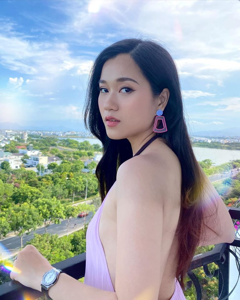 Theo chia sẻ trên Zing, người đẹp sinh năm 1989 đã đạt mức cân nặng lý tưởng 46kg nhờ chế độ giảm cân khắc nghiệt. Vỹ Dạ cho biết: “Tôi giảm thành công 6 kg và giữ chỉ số cân nặng này là quá trình đầy cố gắng, đòi hỏi tinh thần quyết tâm và nghiêm túc rất cao”.