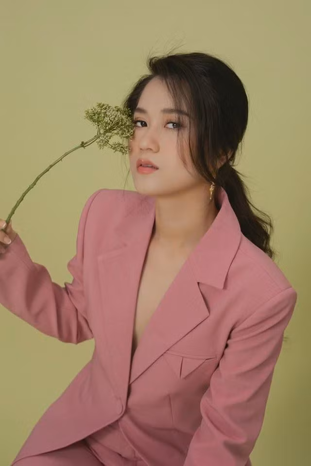 Hậu giảm cân, bà xã Hứa Minh Đạt tự tin thực hiện bộ ảnh khoe vóc dáng dáng nuột nà cùng nhan sắc đáng gờm của mẹ 2 con. Nữ nghệ sĩ quyết tâm xuống ký nhằm theo đuổi hình ảnh quyến rũ, hiện đại.