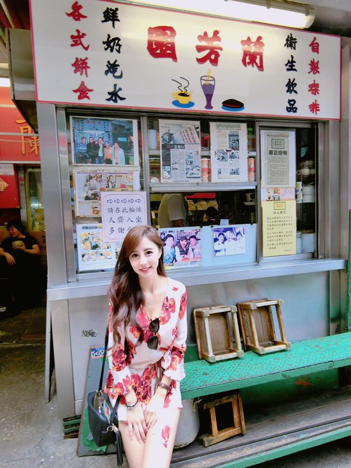 Khi đi du lịch, Rita Kao xuất hiện với hình ảnh nữ tính hơn trong bộ trang phục họa tiết hoa lá rực rỡ.