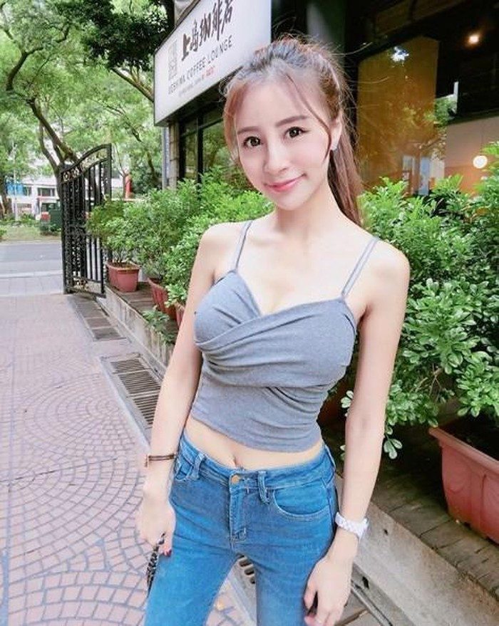 Khi cô lại khoe eo thon với áo hai dây và quần jean.