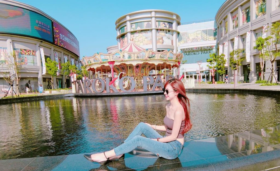 Nữ tiếp viên hàng không phối áo quây với quần jean dáng cổ điển vừa cá tính, vừa gợi cảm.