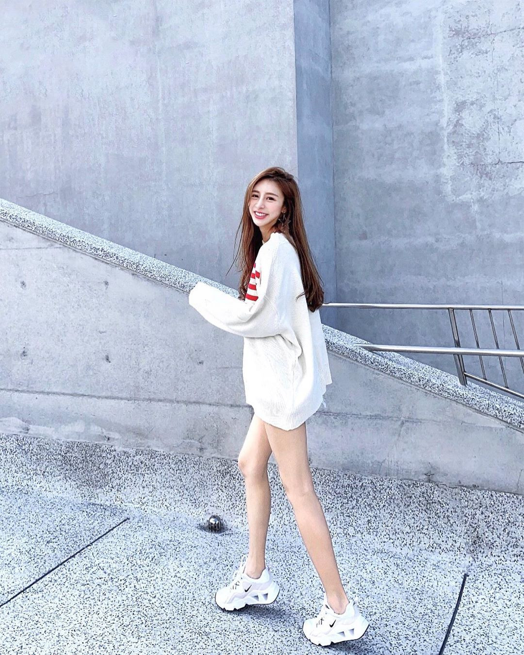 Rita Kao trẻ trung với phong cách mặc áo giấu quần.