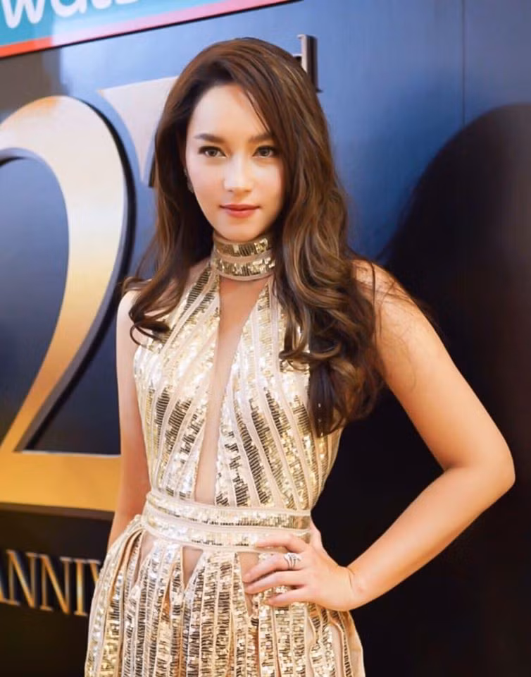 Các kiểu đầm xuyên thấu cũng xuất hiện trong tủ đồ của người đẹp.