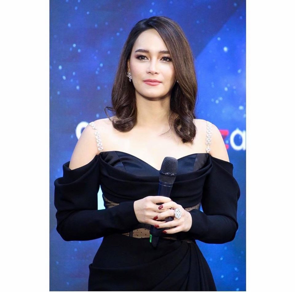 Các kiểu đầm trễ vai cũng giúp Bee Namthip khoe bờ vai trắng nõn nà.