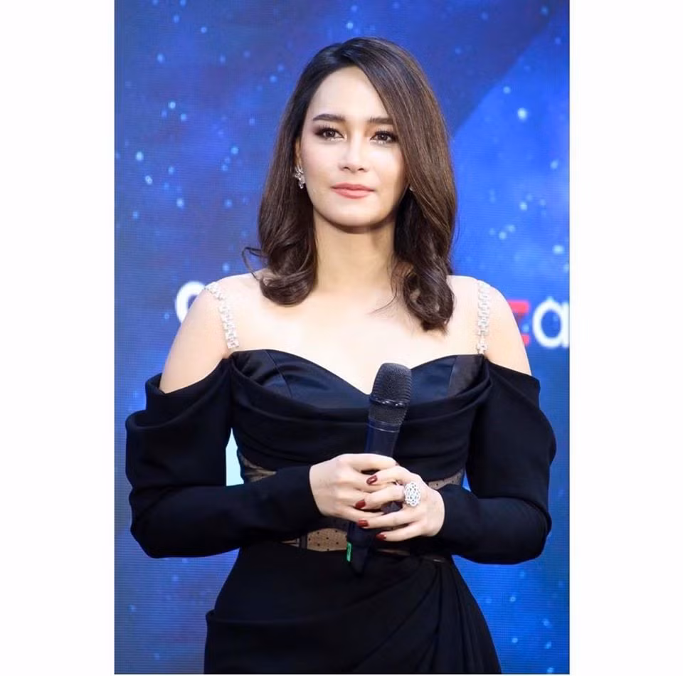 Các kiểu đầm trễ vai cũng giúp Bee Namthip khoe bờ vai trắng nõn nà.